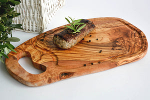 Steakbrett mit Saftrille & Grifflasche aus Olivenholz 45 - 49 cm